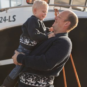 Stickad tröja Fiskebåt i gråfärger - garnpaket i Bluum Pure Eco Baby Wool