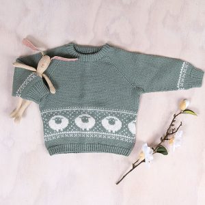 Stickad tröja Lammet - garnpaket i Bluum Pure Eco Baby Wool