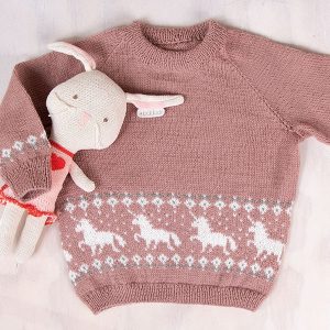 Stickad tröja Enhörning - garnpaket i Bluum Pure Eco Baby Woo