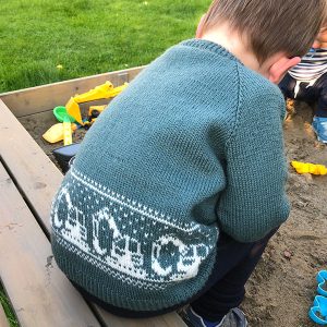 Stickad tröja Grävmaskin - garnpaket i Bluum Pure Eco Baby Wool