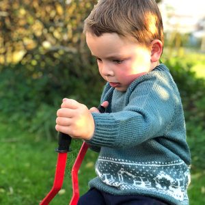Stickad tröja Grävmaskin - garnpaket i Bluum Pure Eco Baby Wool