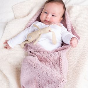 Stickad Myspåse Droppe - garnpaket i Bluum Pure Eco Baby Woo