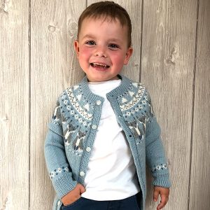 Stickad kofta Räv - garnpaket i Bluum Pure Eco Baby Woo