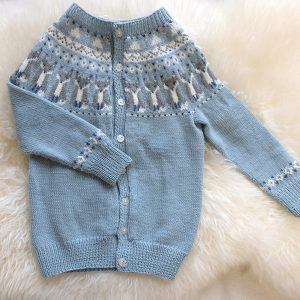 Stickad kofta Räv - garnpaket i Bluum Pure Eco Baby Woo