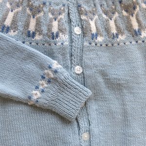Stickad kofta Räv - garnpaket i Bluum Pure Eco Baby Woo