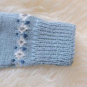 Stickad kofta Räv - garnpaket i Bluum Pure Eco Baby Woo