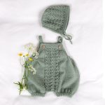 Stickad blöjbyxa Hjärtlöv m/hängslen och mössa - garnpaket i Bluum Soft Merino Ull