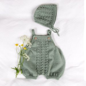Stickad blöjbyxa Hjärtlöv m/hängslen och mössa - garnpaket i Bluum Soft Merino Ull