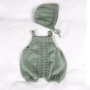 Stickad blöjbyxa Hjärtlöv m/hängslen och mössa - garnpaket i Bluum Soft Merino Ull
