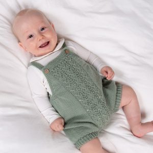 Stickad blöjbyxa Hjärtlöv m/hängslen och mössa - garnpaket i Bluum Soft Merino Ull