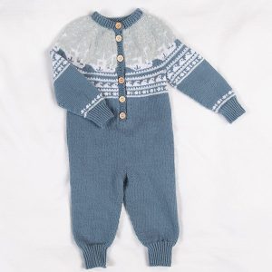 Stickad overall Lofoten - garnpaket i Bluum Soft Merino Ul