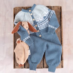 Stickad overall Lofoten - garnpaket i Bluum Soft Merino Ull