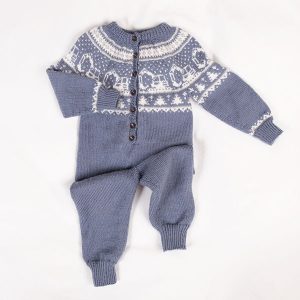 Stickad overall Grävmaskin - garnpaket i Bluum Pure Eco Baby Woo