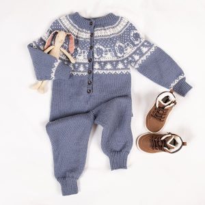 Stickad overall Grävmaskin - garnpaket i Bluum Pure Eco Baby Woo