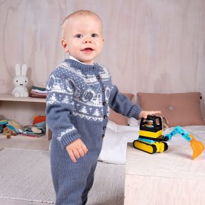 Stickad overall Grävmaskin - garnpaket i Bluum Pure Eco Baby Woo