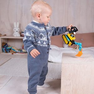 Stickad overall Grävmaskin - garnpaket i Bluum Pure Eco Baby Wool