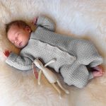 Stickad overall Hugo - garnpaket i Bluum Soft Merino Ull