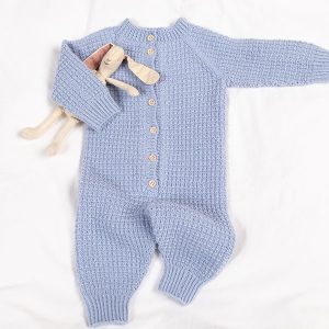 Stickad overall Hugo - garnpaket i Bluum Soft Merino Ul