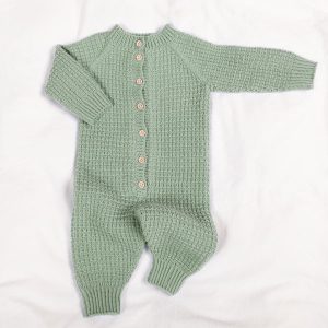 Stickad overall Hugo - garnpaket i Bluum Soft Merino Ul