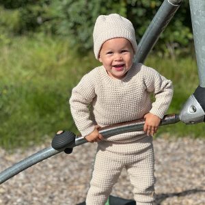 Stickad set Hugo m/tröja, byxa och mössa - garnpaket i Bluum Soft Merino Ul