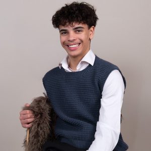 Stickad väst Robin till män - garnpaket i Bluum Soft Merino Ul