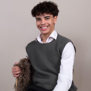 Stickad väst Robin till män Svart och grått - garnpaket i Bluum Soft Merino Ul