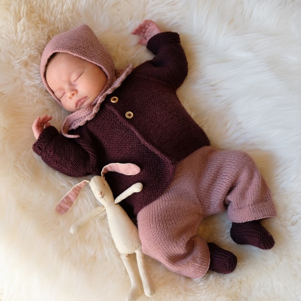 Stickat set Trille med byxor och bebismössa - garnpaket i Bluum Pure Eco Baby Wool