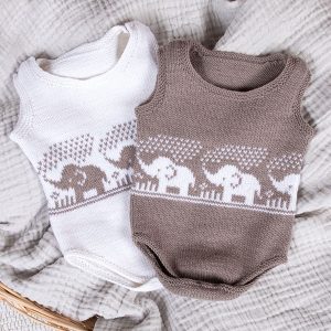 Stickade Bodys 2st Elefanterna badar - garnpaket i Bluum Soft Merino Ul
