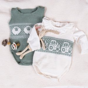 Stickade Bodys 2st Lammet och Traktor - garnpaket i Bluum Pure Eco Baby Wool