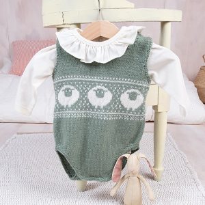 Stickade Bodys 2st Lammet och Traktor - garnpaket i Bluum Pure Eco Baby Woo