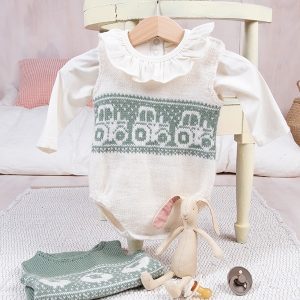 Stickade Bodys 2st Lammet och Traktor - garnpaket i Bluum Pure Eco Baby Wool