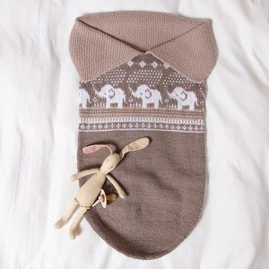 Stickad Myspåse Elefanterna badar - garnpaket i Bluum Soft Merino Ull