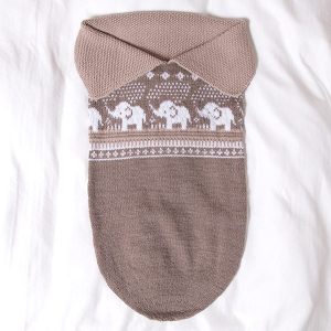 Stickad Myspåse Elefanterna badar - garnpaket i Bluum Soft Merino Ul