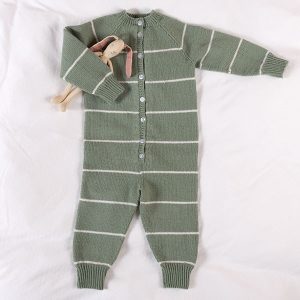 Stickad overall Vårränder - garnpaket i Bluum Soft Merino Ul