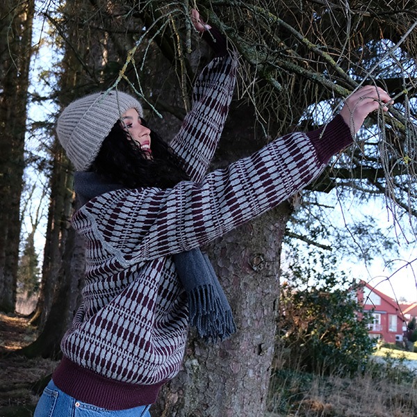 Stickad tröja Lärka till dam i Koksgrå - garnpaket i Bluum Pure Eco Baby Wool