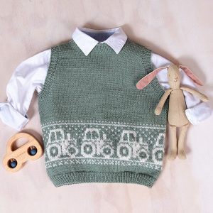 Stickad väst Traktor - garnpaket i Bluum Pure Eco Baby Wool