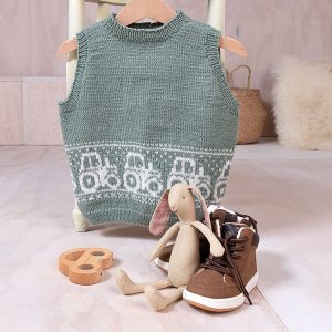 Stickad väst Traktor - garnpaket i Bluum Pure Eco Baby Wool