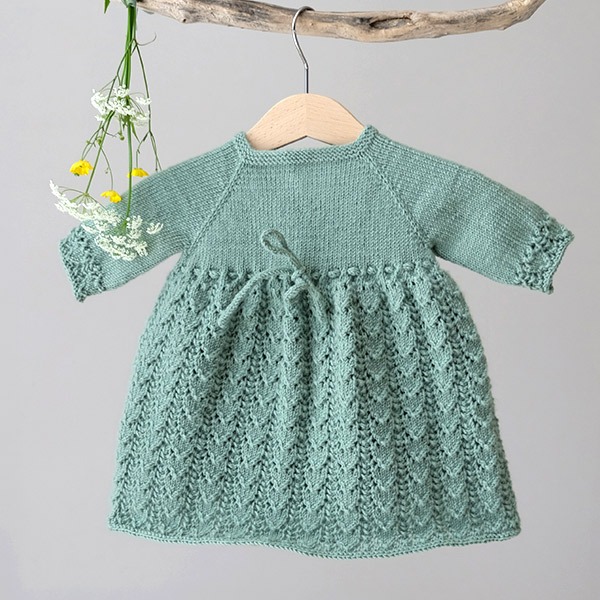 Stickad Bebisklänning Hjärtlöv m/byxa och mössa - garnpaket i Bluum Soft Merino Ull