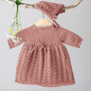 Stickad Bebisklänning Hjärtlöv m/byxa och mössa - garnpaket i Bluum Soft Merino Ull
