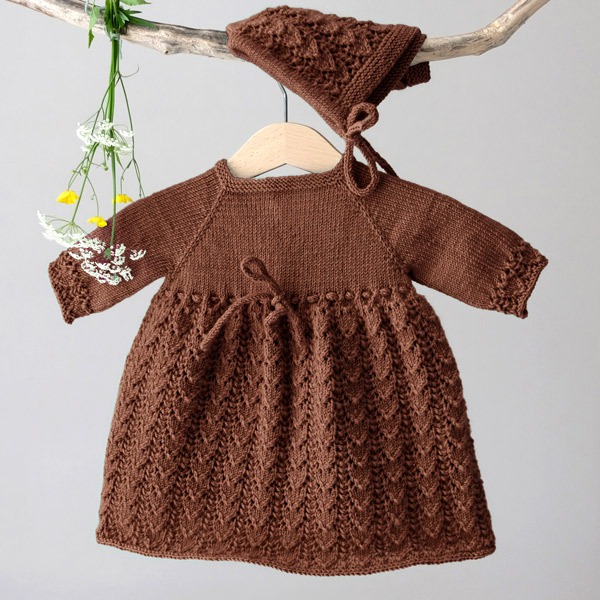 Stickad Bebisklänning Hjärtlöv m/byxa och mössa - garnpaket i Bluum Soft Merino Ull