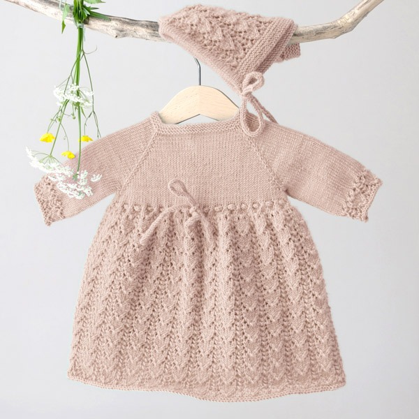 Stickad Bebisklänning Hjärtlöv m/byxa och mössa - garnpaket i Bluum Soft Merino Ull