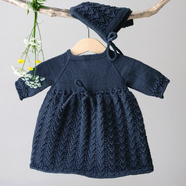 Stickad Bebisklänning Hjärtlöv m/byxa och mössa - garnpaket i Bluum Soft Merino Ull