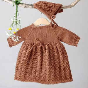 Stickad Bebisklänning Hjärtlöv m/byxa och mössa - garnpaket i Bluum Soft Merino Ull