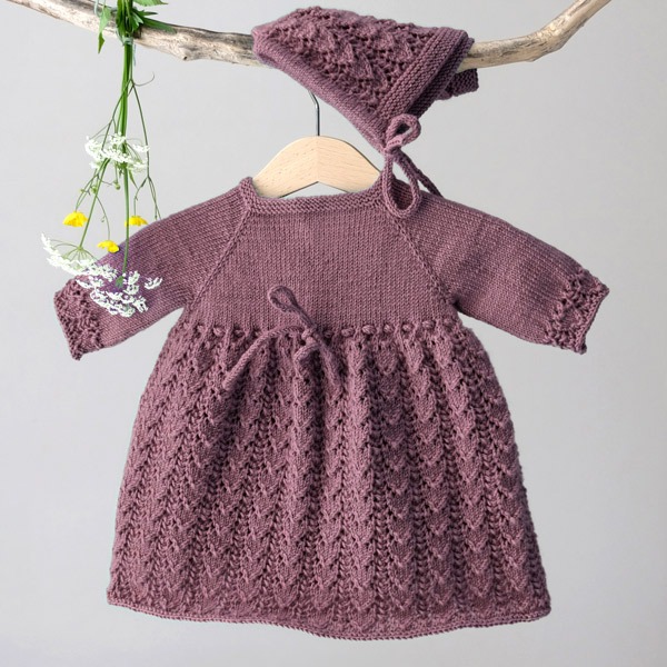 Stickad Bebisklänning Hjärtlöv m/byxa och mössa - garnpaket i Bluum Soft Merino Ull