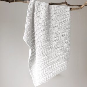 Stickad Bebissfilt Hjärtlöv - garnpaket i Bluum Soft Merino Ull