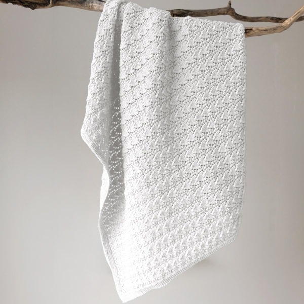 Stickad Bebissfilt Hjärtlöv - garnpaket i Bluum Soft Merino Ull