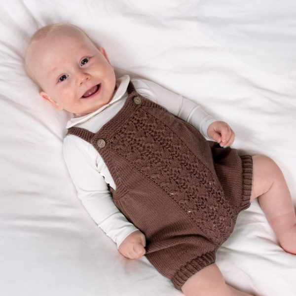 Stickad blöjbyxa Hjärtlöv m/hängslen och mössa - garnpaket i Bluum Soft Merino Ull