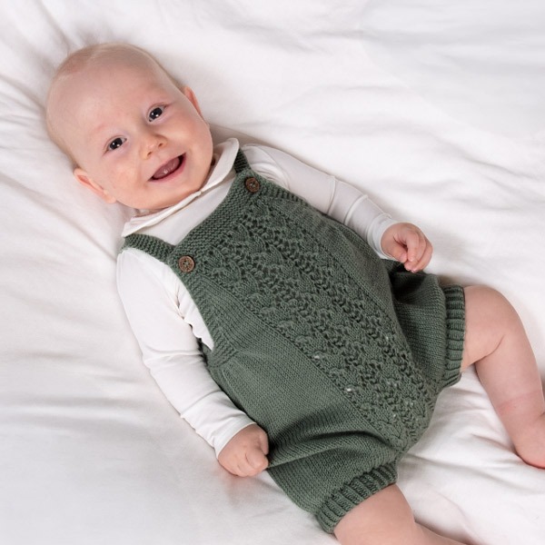 Stickad blöjbyxa Hjärtlöv m/hängslen och mössa - garnpaket i Bluum Soft Merino Ull