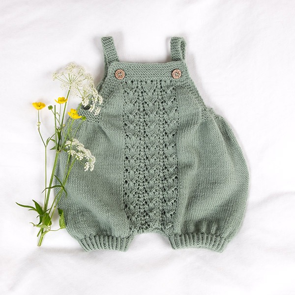 Stickad blöjbyxa Hjärtlöv m/hängslen och mössa - garnpaket i Bluum Soft Merino Ull