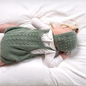 Stickad blöjbyxa Hjärtlöv m/hängslen och mössa - garnpaket i Bluum Soft Merino Ull